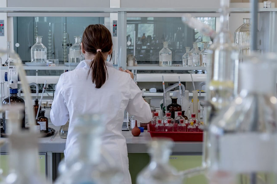 woman doing a laboratory analysis|green kratom powder