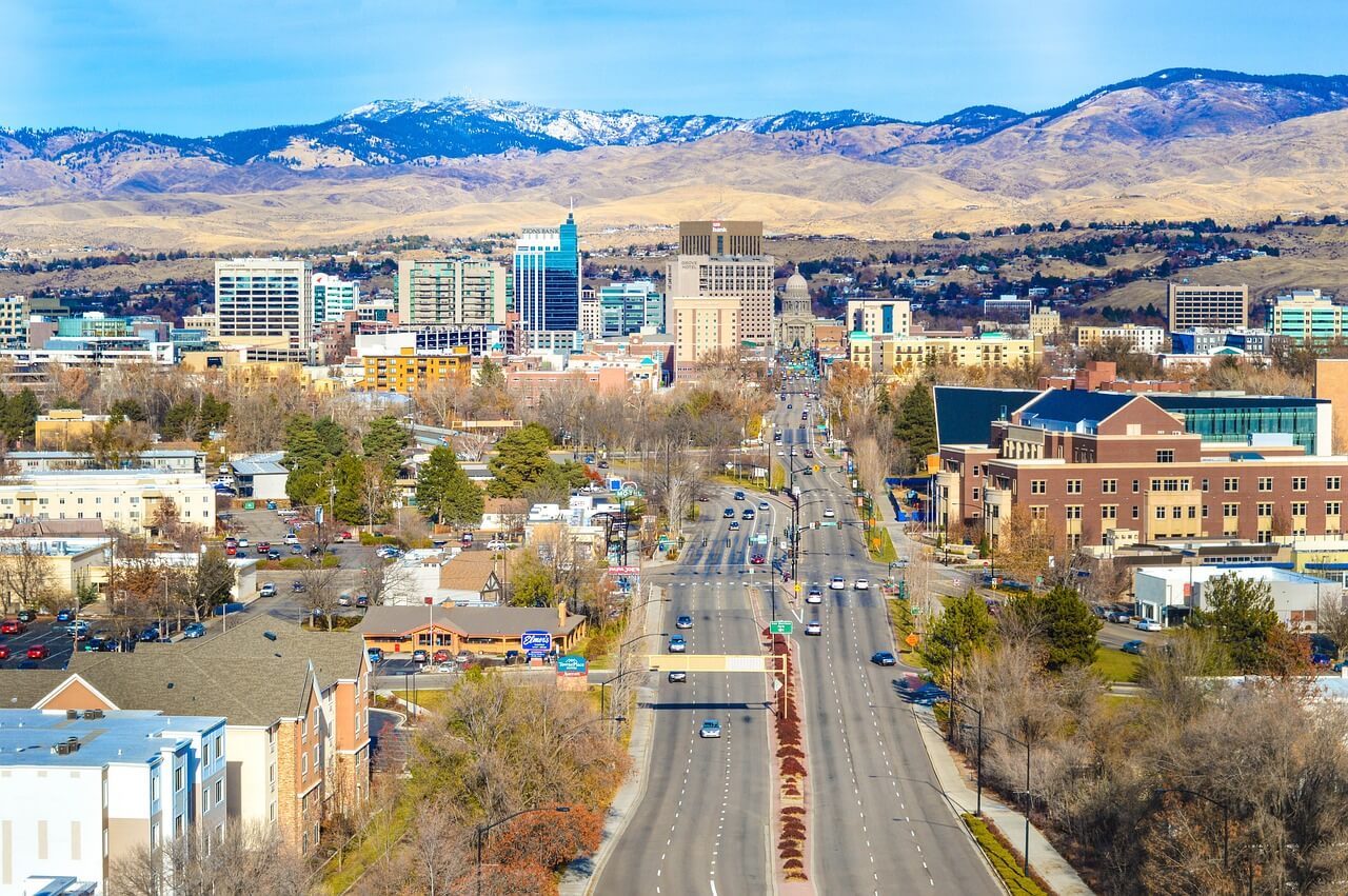 Boise city roads with mountains in the background|Three kratom bottles lined up
