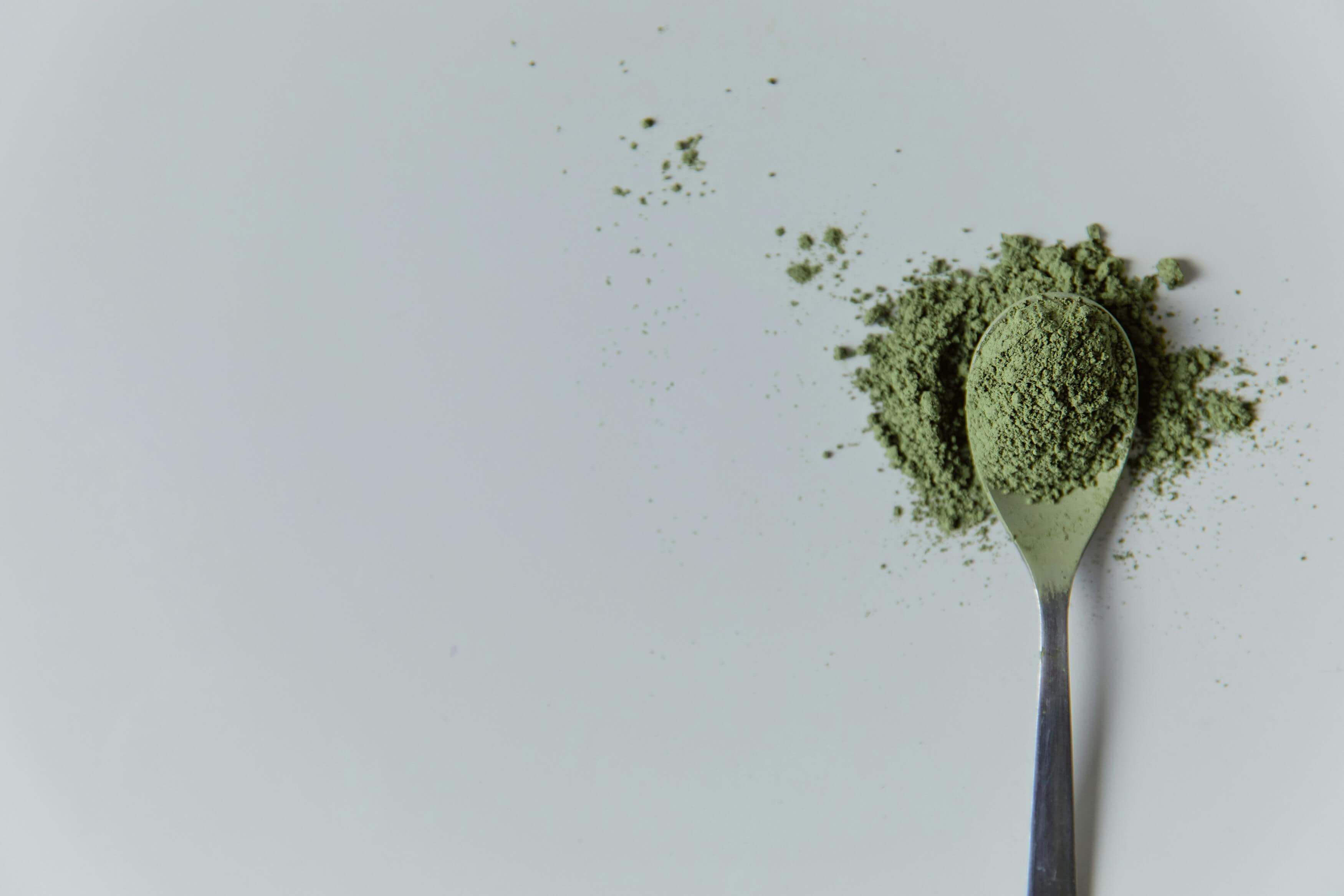 green kratom powder on a spoon