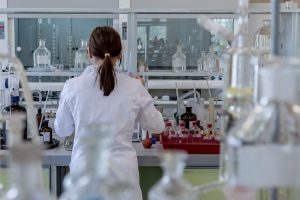 woman doing a laboratory analysis